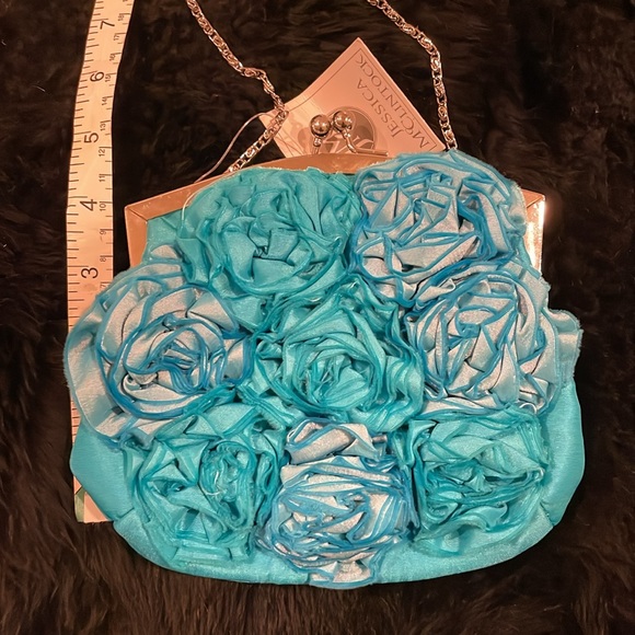 Silky bag with kiss lock closure, chain to wear on shoulder or clutch option. - Picture 5 of 8